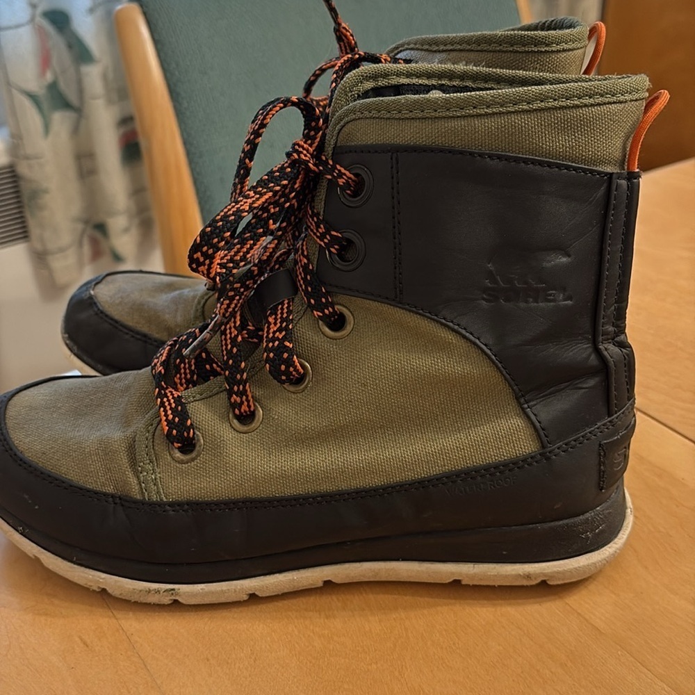Sorel Explorer 1964 Waterproof Ankle Boots in Olive Green and Black.  Size 8